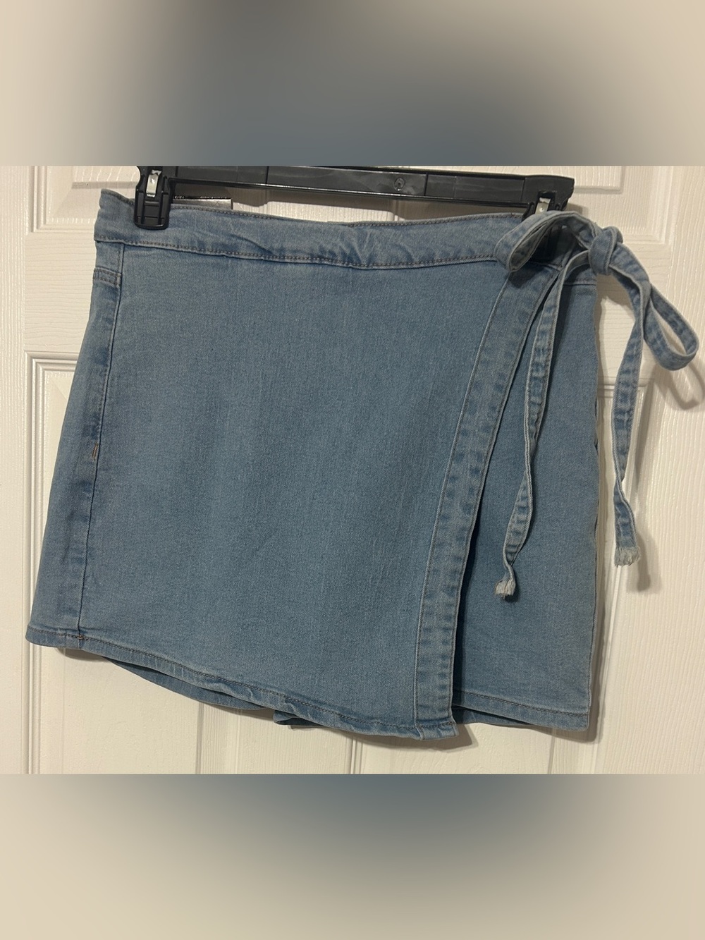 bebe Women’s Light Wash Denim Skort Shorts Wrap Tie Waist NWT Size 12